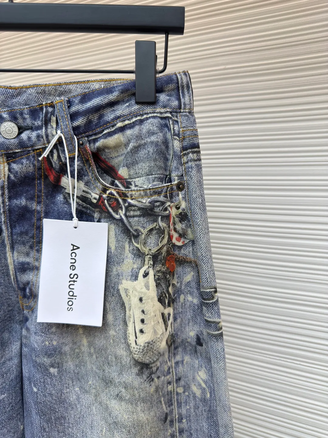 Acne Studios 3D printed denim trousers ●Authentic product: Purchased and developed by 5739 ●Item number: 1680158-A75 ●Material: denim ●Technology: Printing ●Version: fitted version ●Weight: 595 grams ●Size: 44-46-48-50-52 ●Description: Customized denim fabric is used, and a 3D cold transfer printing process is adopted to ensure that the denim fabric has the same texture and feel as traditional denim. 3D printing technology is used to restore the original color saturation and accurately control the thickness and texture of the denim fabric. An advanced 3D printer is used to print the denim fabric layer by layer until the entire component is completed. Each piece is separated efficiently and accurately through computer typesetting and laser cutting. After ironing, cutting, sewing and other processes, the components are assembled into a complete denim item, the same style for men and women!